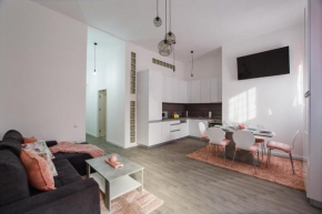Stunning, Newly Renovated Central Apartment